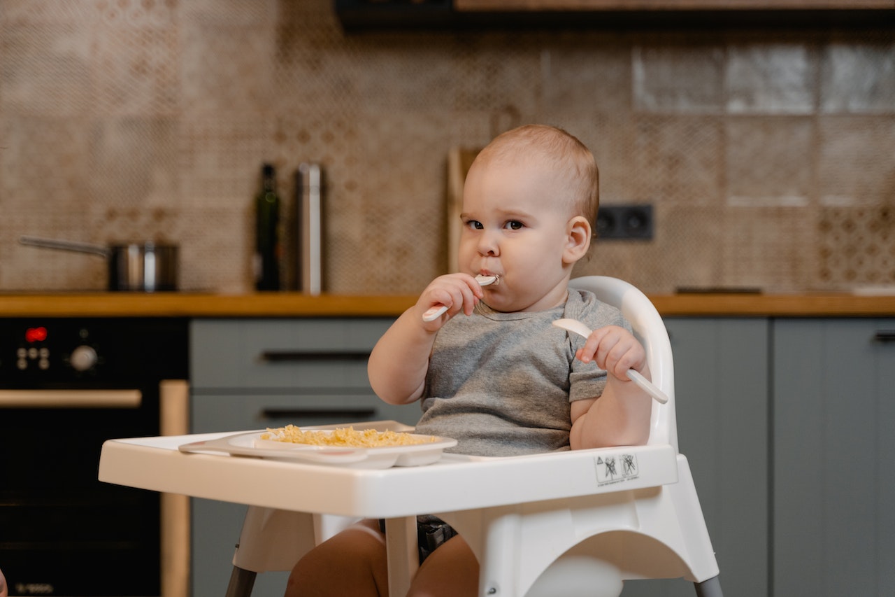 Is it OK to feed a baby with a metal spoon? – Minaym