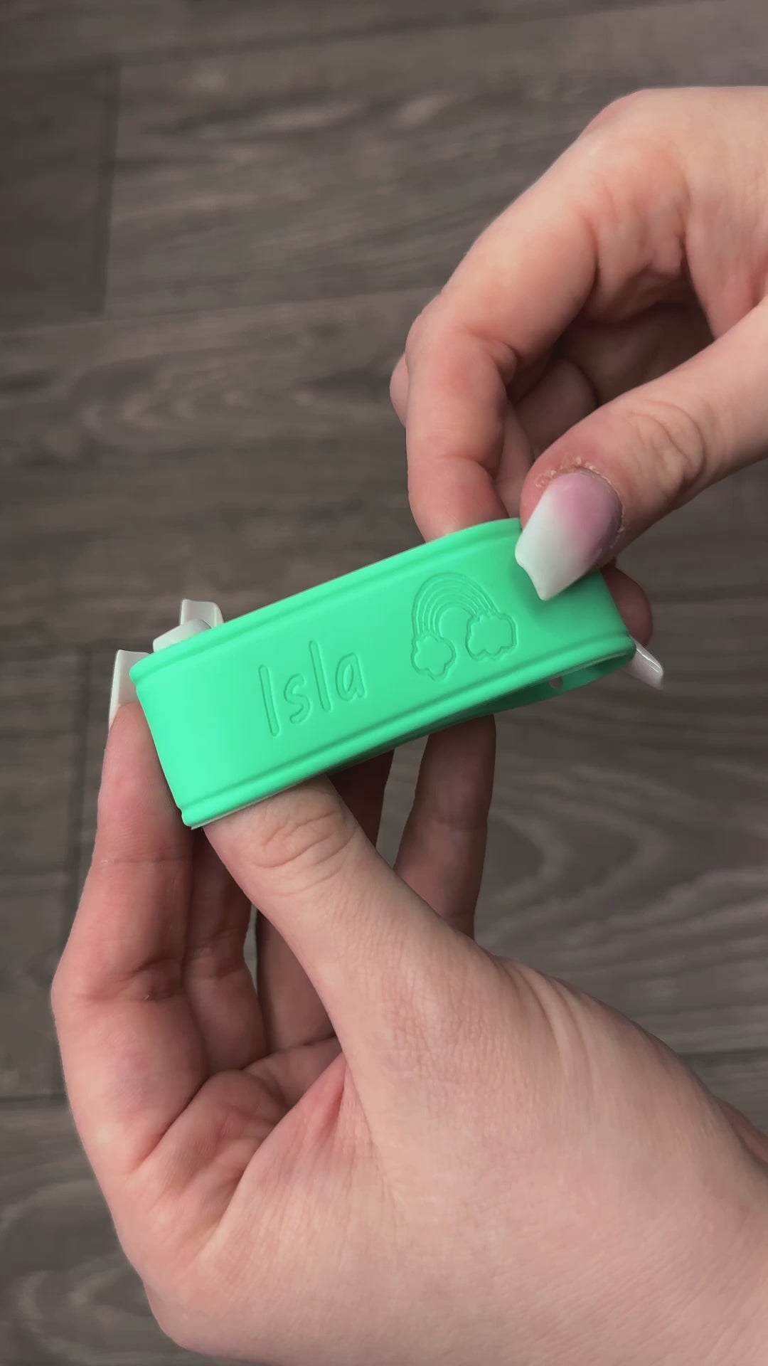 Showing a silicone bottle band being used, and stretched, Explaining details about the laser marked bottle band